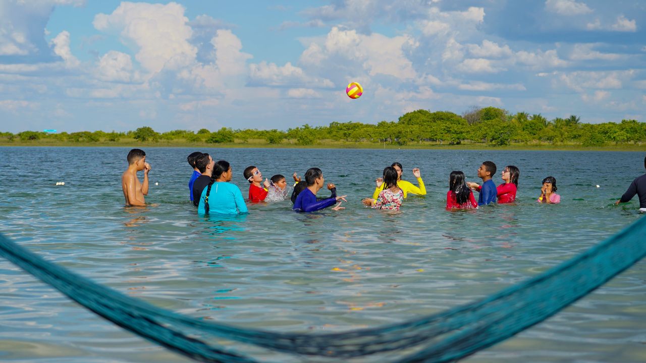 O Lago do Robertinho é considerado um dos destinos natural mais admirados do Estado de Roraima, famoso pela incrível tonalidade azul de suas águas e pela atmosfera tranquila que conquista turistas de todas as idades