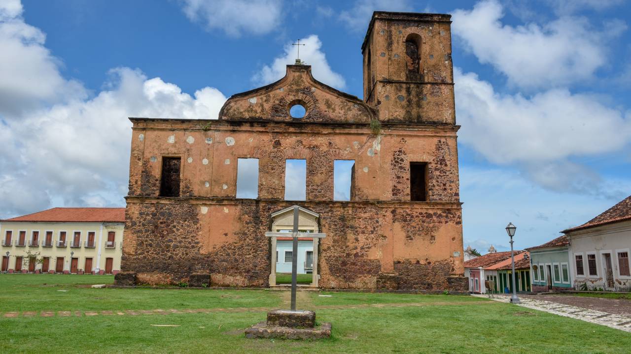 Caminhar entre as construções antigas dessa cidade é como voltar séculos na história