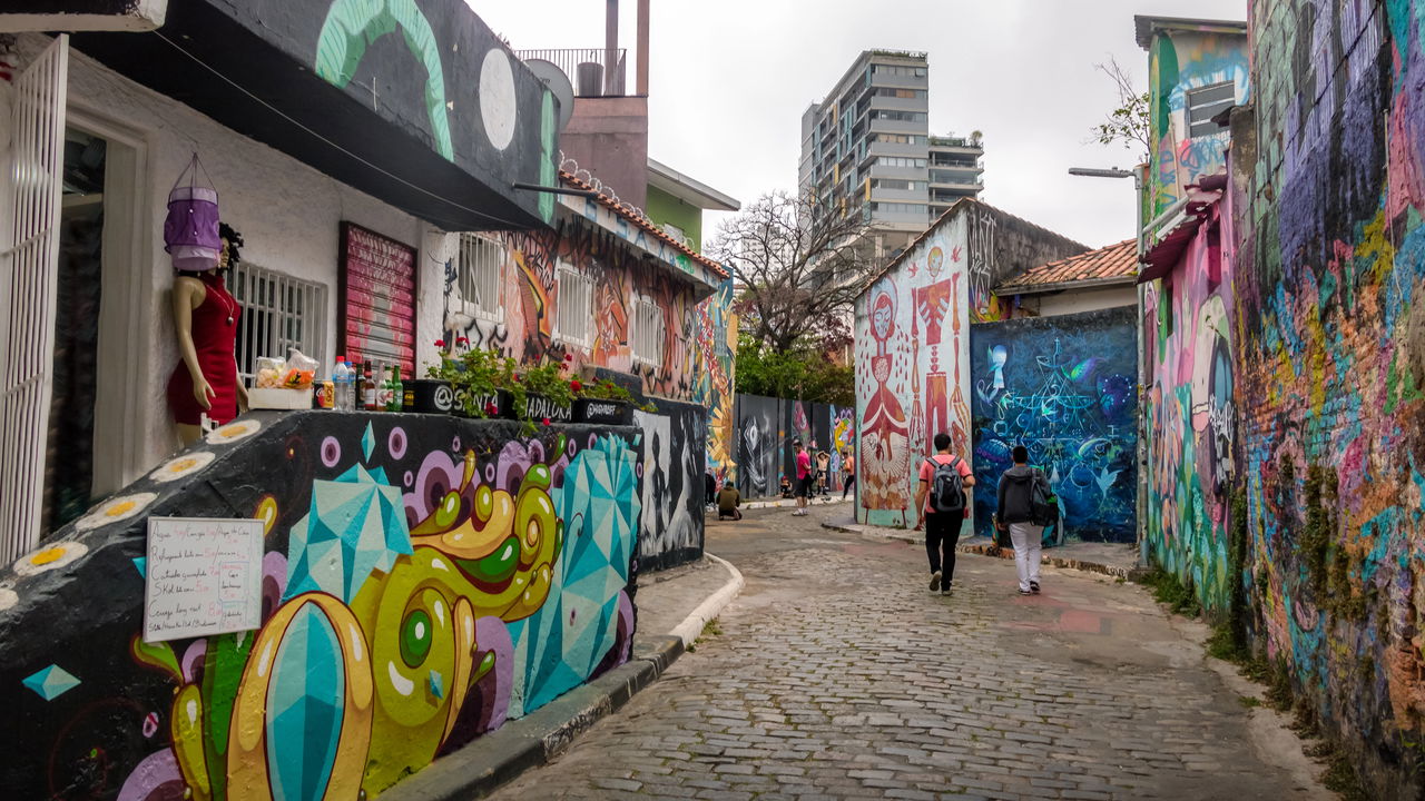 Um passeio pelo Beco do Batman em São Paulo oferece uma imersão vibrante em painéis de grafite que transformam ruas comuns em uma galeria urbana de arte a céu aberto