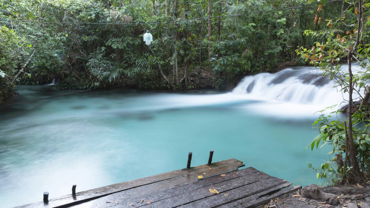 Um mergulho nas águas cristalinas da Cachoeira do Formiga representa uma experiência singular no coração do Tocantins, atraindo aventureiros de diferentes regiões do país.