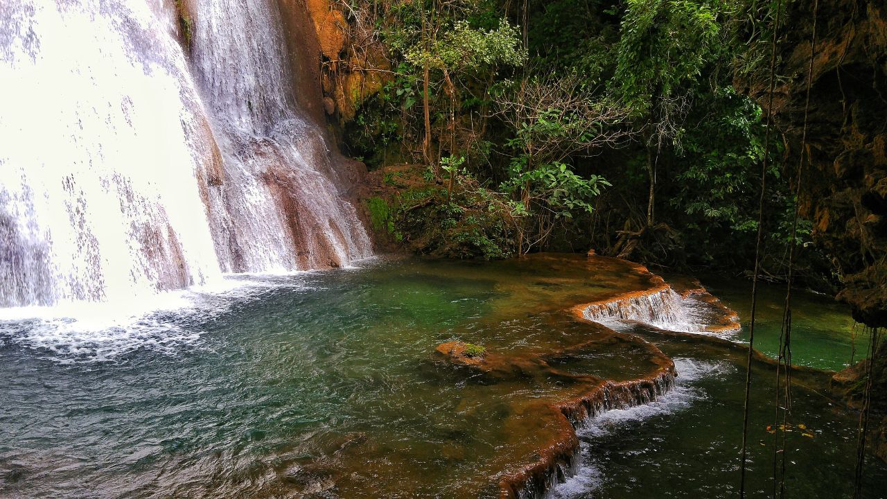 Localizada na região Centro-Oeste do Brasil, a Serra da Bodoquena se destaca pela abundância de cachoeiras e paisagens naturais, tornando-se referência para o ecoturismo e atraindo visitantes nacionais e estrangeiros em busca de trilhas, rios de águas claras e vivências junto à natureza.