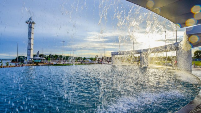 Entre ruas antigas e prédios modernos, há algo ali que chama atenção de longe Entre ruas antigas e prédios modernos, há algo ali que chama atenção de longe