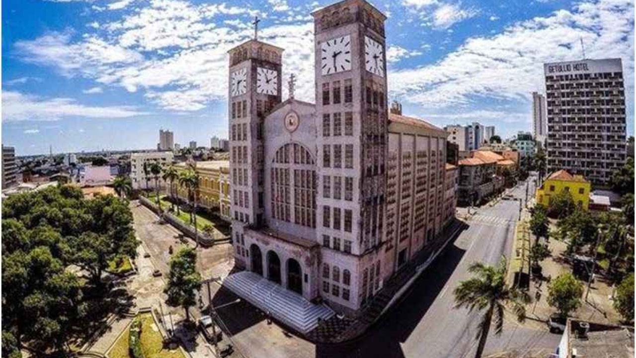 Localizado no coração do Mato Grosso, o centro histórico de Cuiabá atrai visitantes interessados em desvendar um cenário repleto de construções antigas, casarões coloniais de cores vibrantes e referências marcantes ao ciclo do ouro, preservando uma atmosfera única dos tempos do Brasil Colonial.