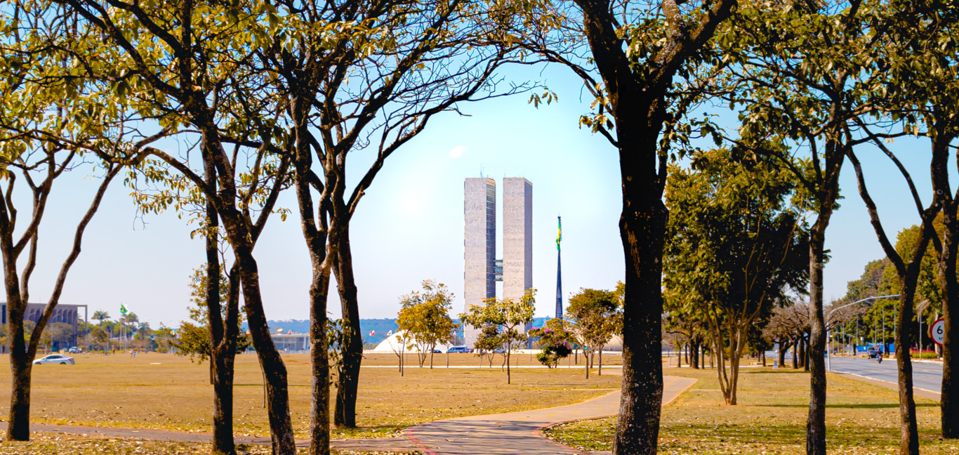 Visitar o Congresso Nacional no Distrito Federal significa embarcar em uma viagem que une história, arquitetura e o simbolismo da política brasileira