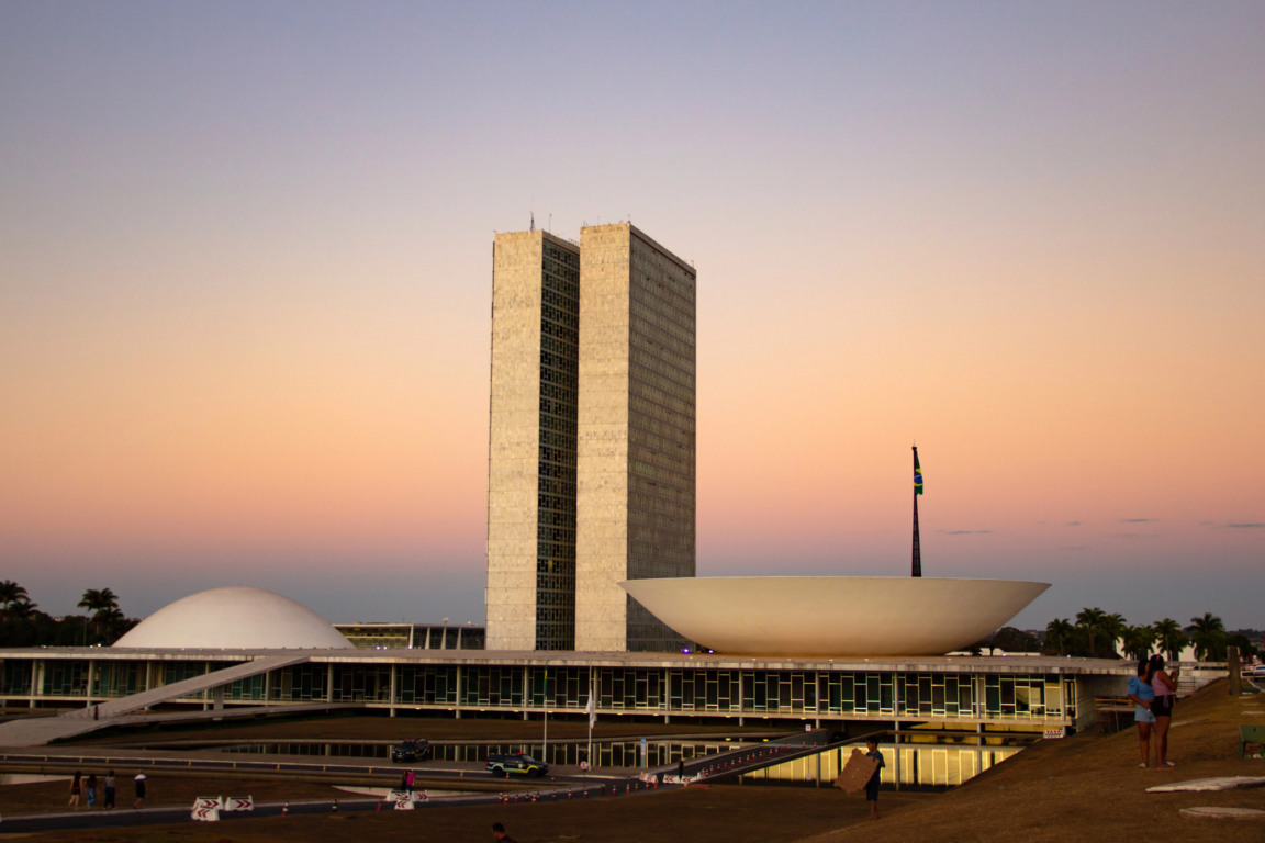 Visitar o Congresso Nacional no Distrito Federal significa embarcar em uma viagem que une história, arquitetura e o simbolismo da política brasileira