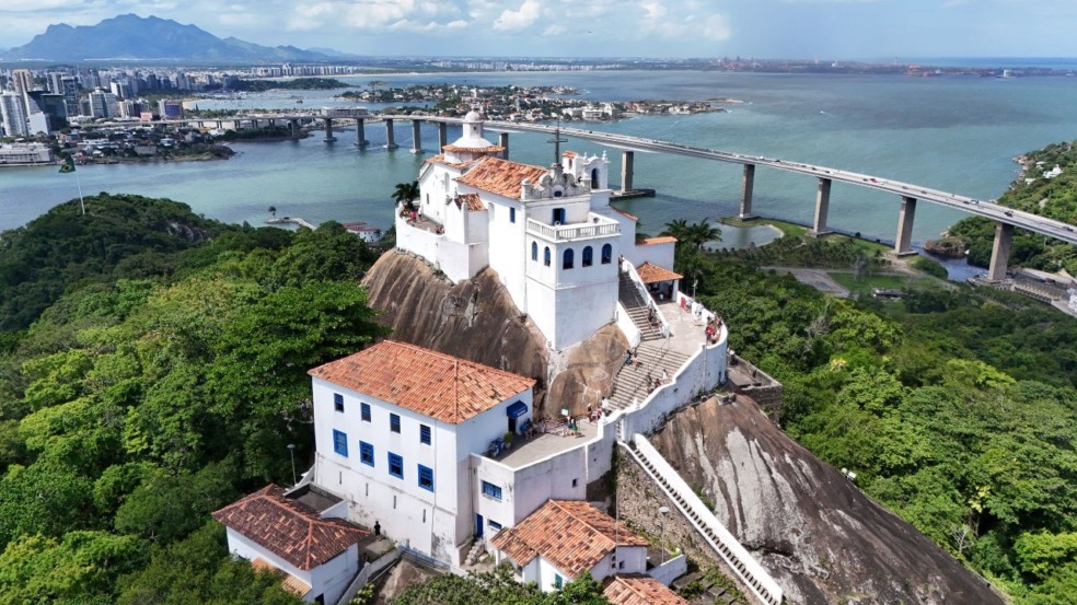 O Convento da Penha é um dos marcos mais icônicos de Vila Velha no Espírito Santo, combinando fé, arquitetura colonial preservada e um cenário natural deslumbrante O Convento da Penha é um dos marcos mais icônicos de Vila Velha no Espírito Santo, combinando fé, arquitetura colonial preservada e um cenário natural deslumbrante