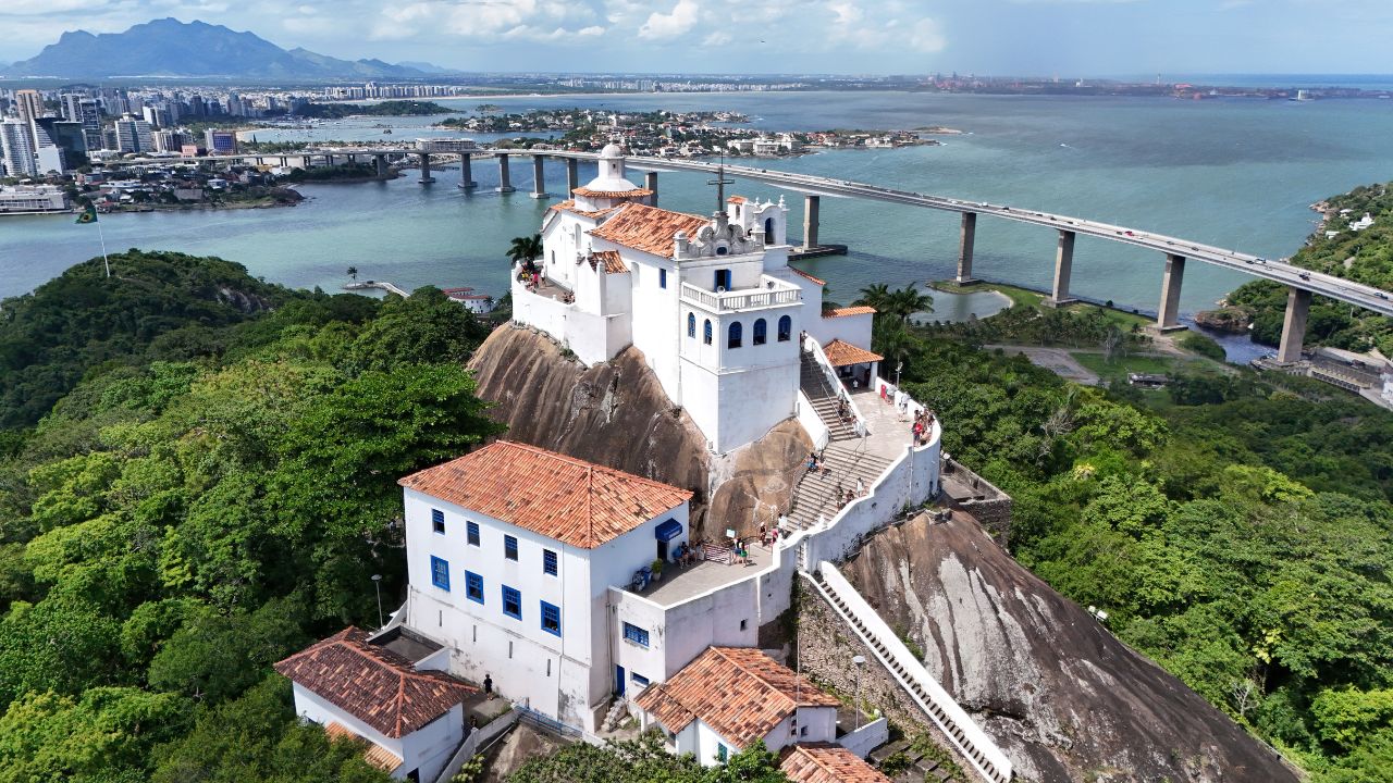 O Convento da Penha é um dos marcos mais icônicos de Vila Velha no Espírito Santo, combinando fé, arquitetura colonial preservada e um cenário natural deslumbrante