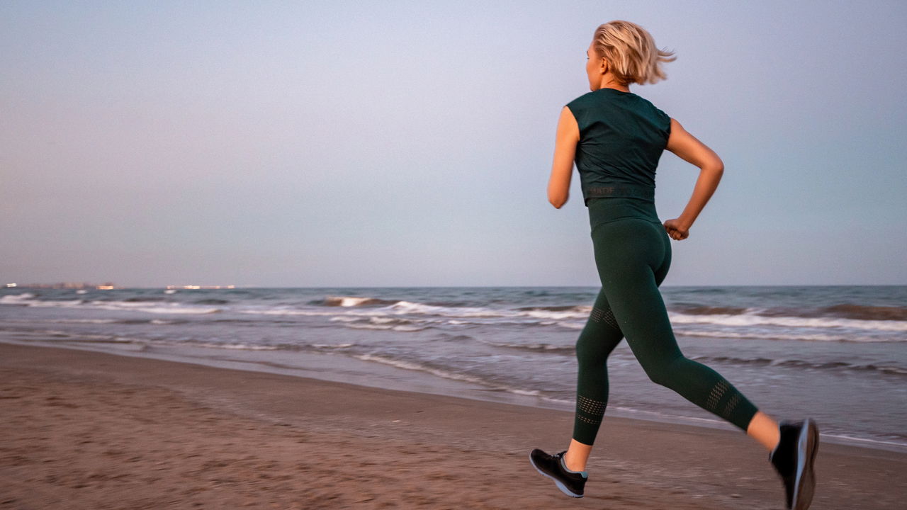 Exercícios na praia que vão transformar seu corpo e mente