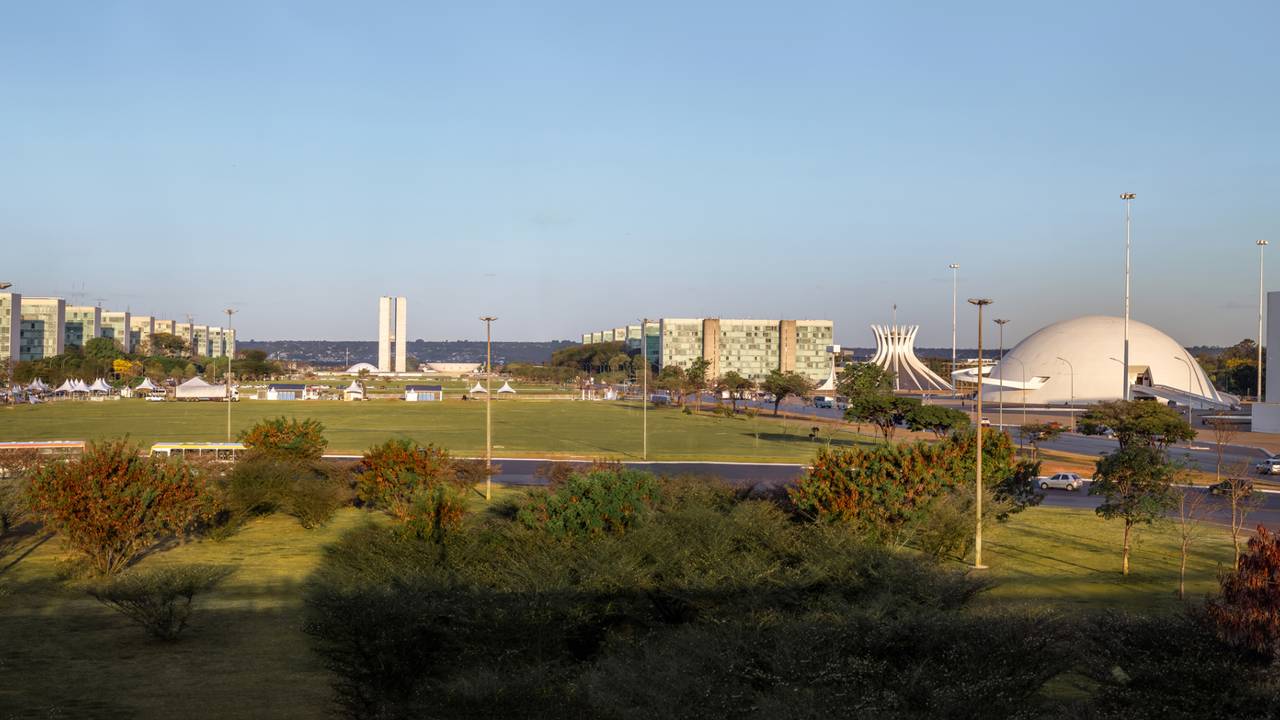 Veja como explorar a arquitetura e história do coração de Brasília