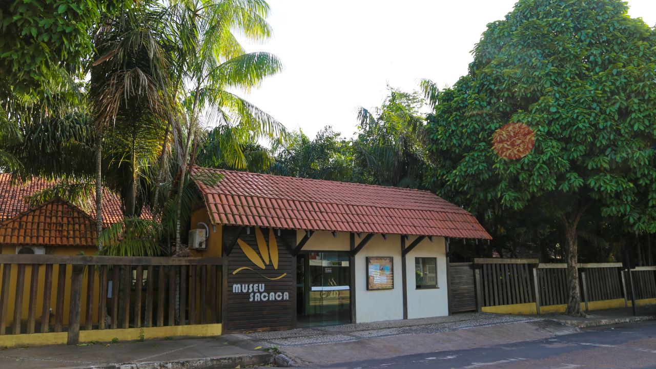 O Museu Sacaca é um espaço de tradições único que proporciona imersão total na diversidade do povo amapaense, destacando saberes ancestrais, costumes marcantes e uma profunda ligação com a natureza amazônica