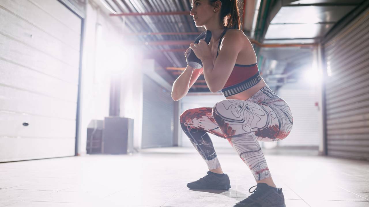 4 exercícios com kettlebell que mudam seu corpo