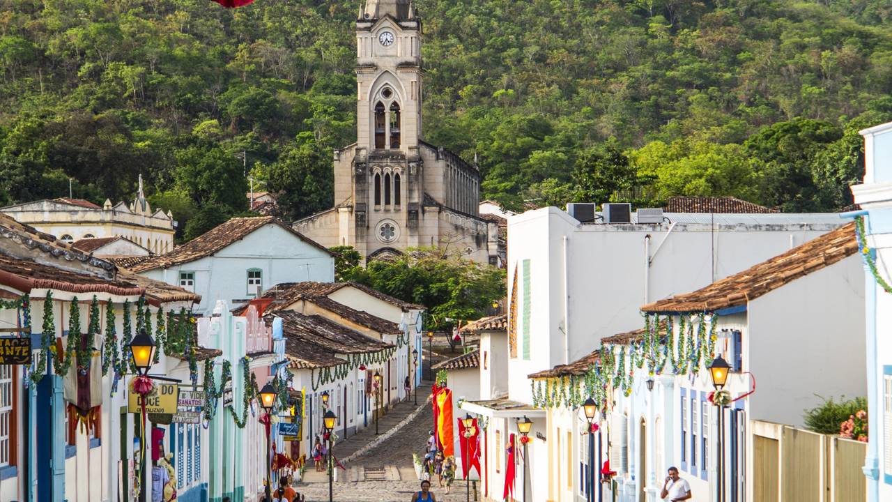 Conhecer a Cidade de Goiás é embarcar em uma viagem por ruas de pedra, casarões coloniais e uma atmosfera preservada que fez o centro histórico ser reconhecido como Patrimônio Mundial da UNESCO