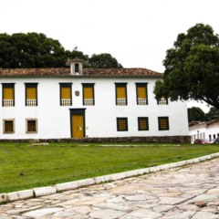 Conhecer a Cidade de Goiás é embarcar em uma viagem por ruas de pedra, casarões coloniais e uma atmosfera preservada que fez o centro histórico ser reconhecido como Patrimônio Mundial da UNESCO