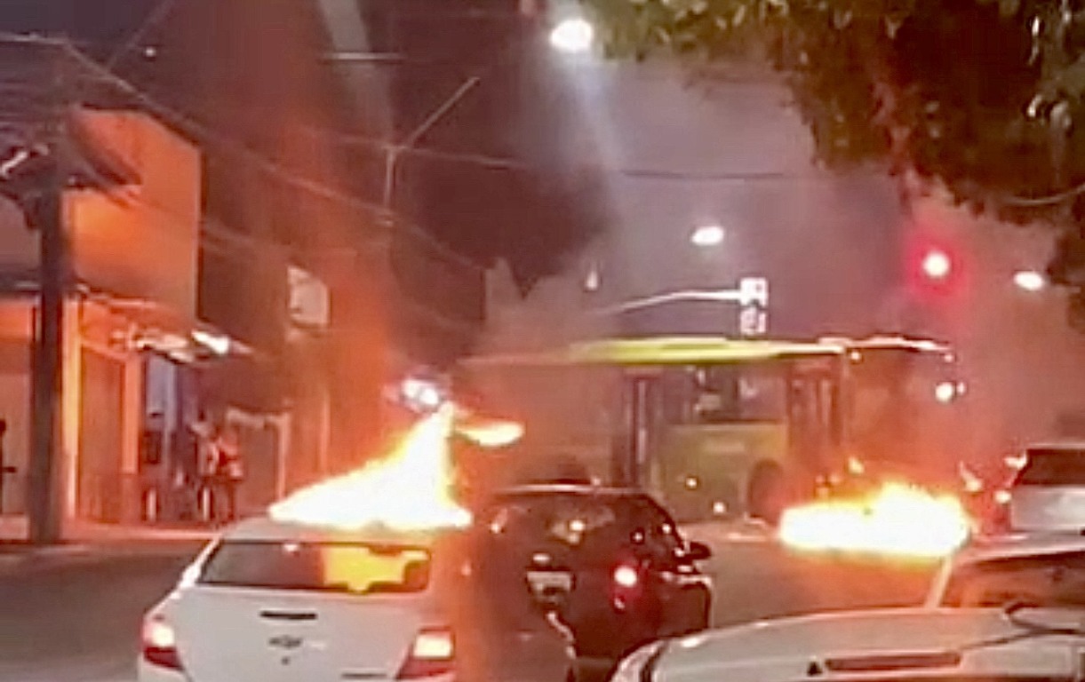 Ruas fechadas em Niterói com fogo e ônibus usados como barreira