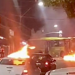 Ruas fechadas em Niterói com fogo e ônibus usados como barreira