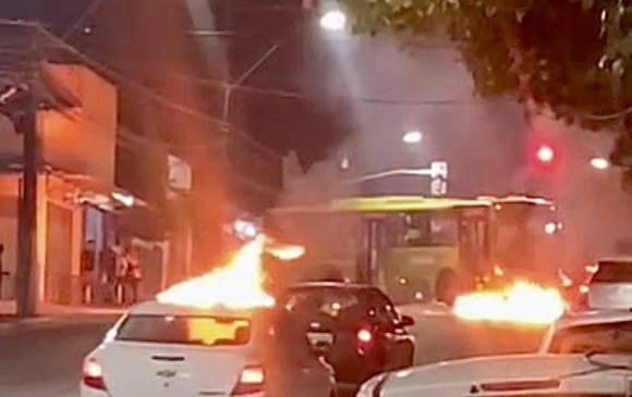 Ruas fechadas em Niterói com fogo e ônibus usados como barreira