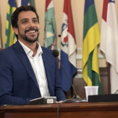 Raphael Costa na sessão realizada na Câmara Municipal de Niterói | Reprodução Instagram