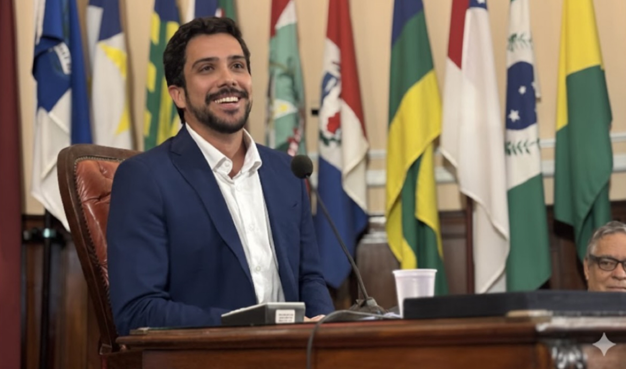 Raphael Costa na sessão realizada na Câmara Municipal de Niterói | Reprodução Instagram Raphael Costa na sessão realizada na Câmara Municipal de Niterói | Reprodução Instagram