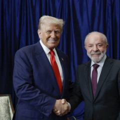 Presidente Lula cumprimenta o presidente dos Estados Unidos, Donald Trump, durante encontro em Kuala Lumpur, na Malásia: conversa franca e construtiva - Foto: Ricardo Stuckert / PR