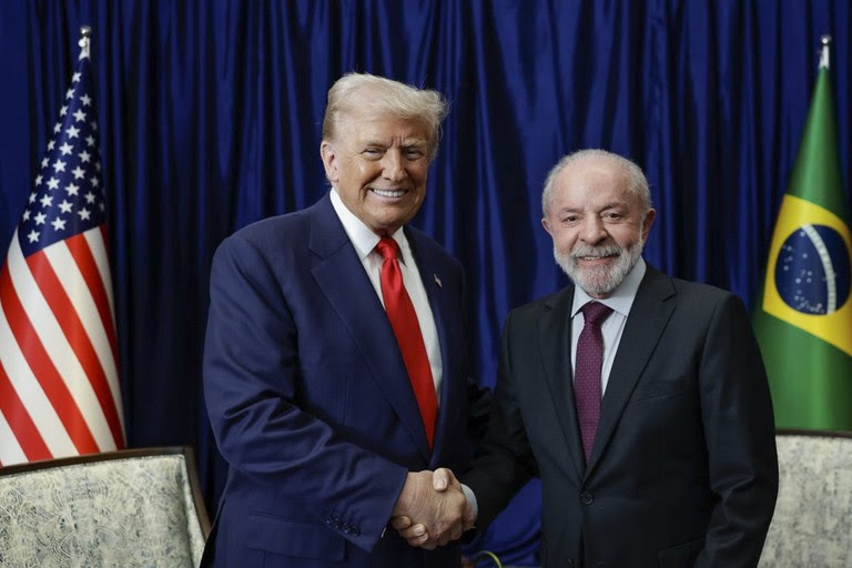 Presidente Lula cumprimenta o presidente dos Estados Unidos, Donald Trump, durante encontro em Kuala Lumpur, na Malásia: conversa franca e construtiva - Foto: Ricardo Stuckert / PR Presidente Lula cumprimenta o presidente dos Estados Unidos, Donald Trump, durante encontro em Kuala Lumpur, na Malásia: conversa franca e construtiva - Foto: Ricardo Stuckert / PR