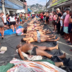 Corpos levados por moradores para praça na Penha | Reprodução Corpos levados por moradores para praça na Penha | Reprodução