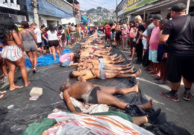 Corpos levados por moradores para praça na Penha | Reprodução Corpos levados por moradores para praça na Penha | Reprodução