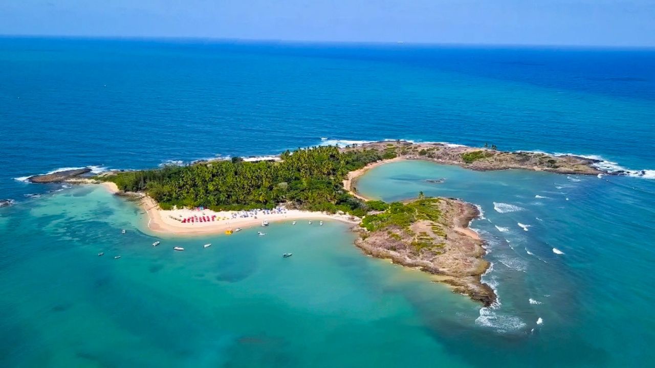 A Ilha de Santo Aleixo, localizada no litoral sul de Pernambuco, se destaca como um destino praticamente inexplorado