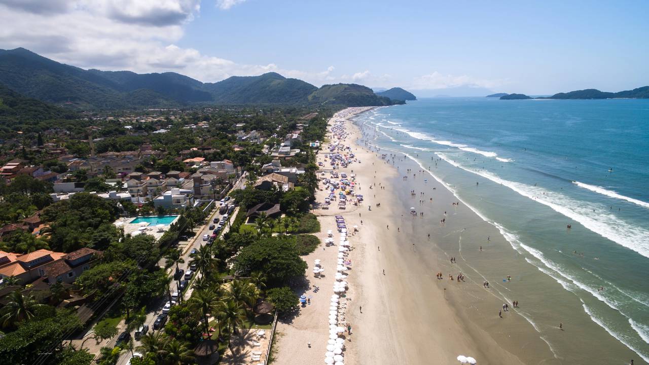 Quem sai de Niterói se surpreende com um paraíso de mar azul e natureza intocada no litoral paulista