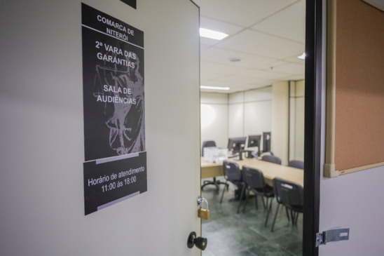 Sala de audiência da 2ª Vara de Garantias inaugurada nesta quarta-feira em Niterói | Foto: Brunno Dantas/TJRJ