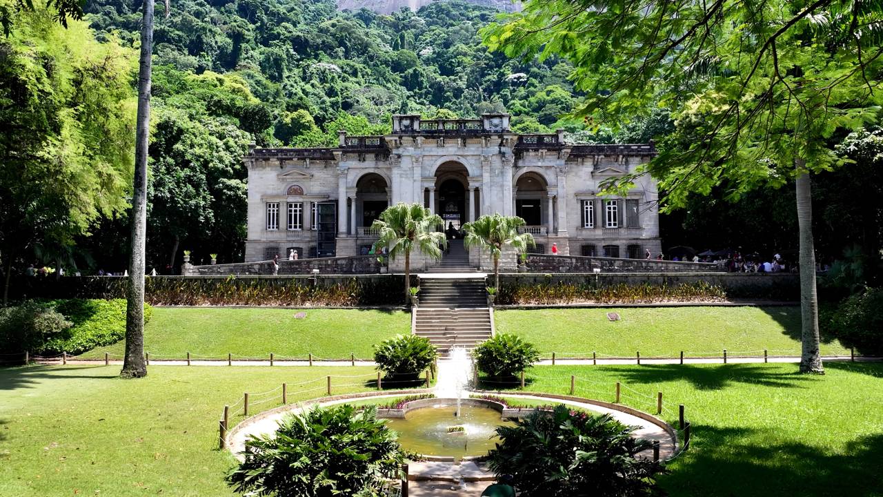 O Jardim Botânico do Rio de Janeiro não é somente um dos maiores representantes da biodiversidade nacional, mas também um refúgio verde em meio ao cotidiano agitado da cidade