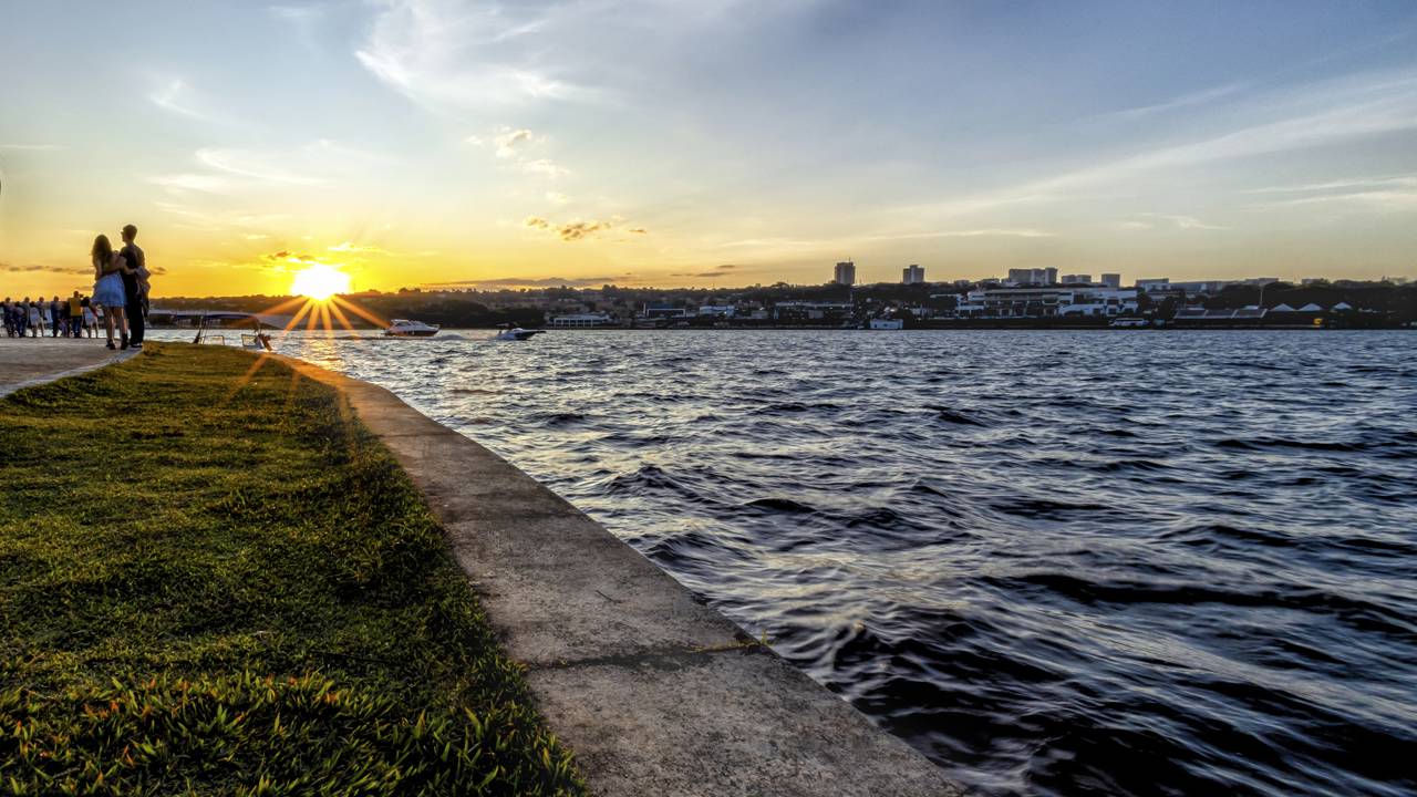 Lago Paranoá é uma referência natural e recreativa em Brasília, trazendo consigo uma variedade de opções para quem deseja aproveitar o Distrito Federal de uma forma diferente