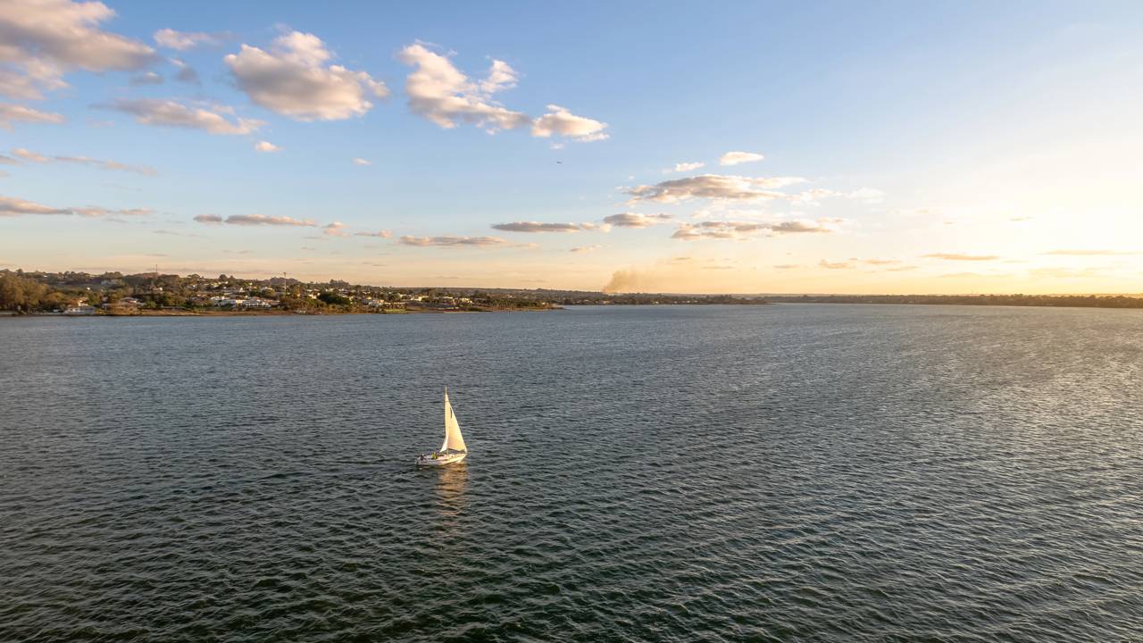 Lago Paranoá é uma referência natural e recreativa em Brasília, trazendo consigo uma variedade de opções para quem deseja aproveitar o Distrito Federal de uma forma diferente