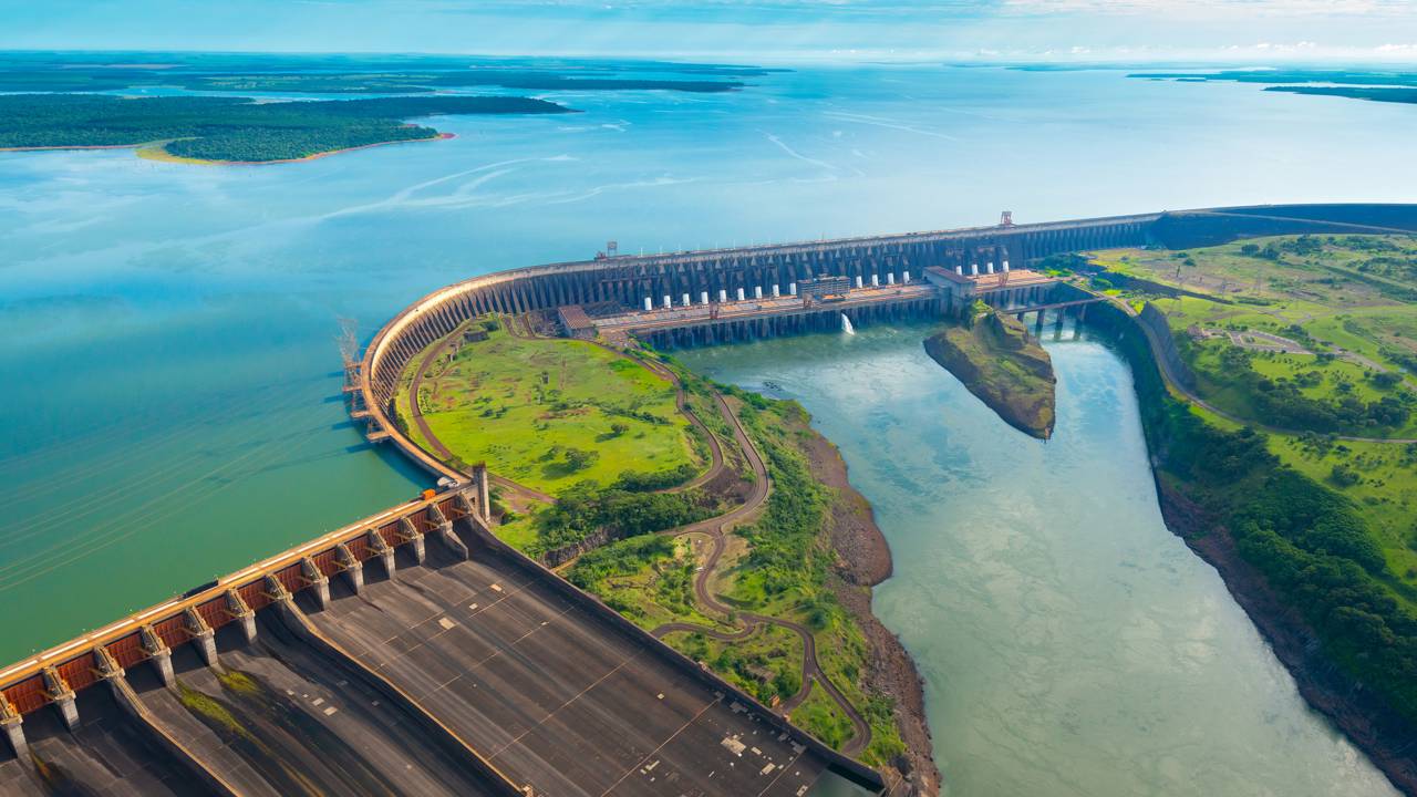 Lago gigante entre fronteiras surpreende pelo visual e estrutura de lazer