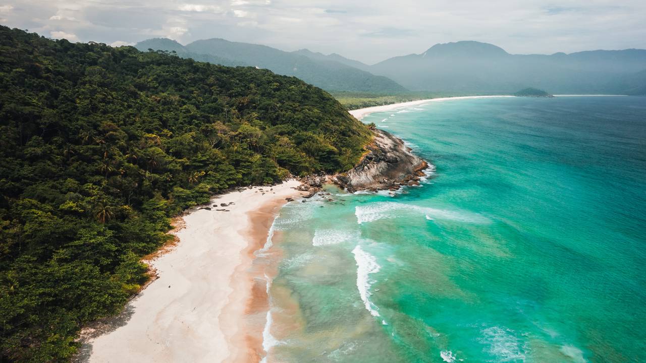 Em meio ao litoral brasileiro, a praia de Lopes Mendes, localizada em Ilha Grande no Estado do Rio de Janeiro, destaca-se como um dos refúgios mais preservados da região sudeste