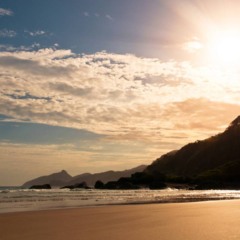 Em meio ao litoral brasileiro, a praia de Lopes Mendes, localizada em Ilha Grande no Estado do Rio de Janeiro, destaca-se como um dos refúgios mais preservados da região sudeste