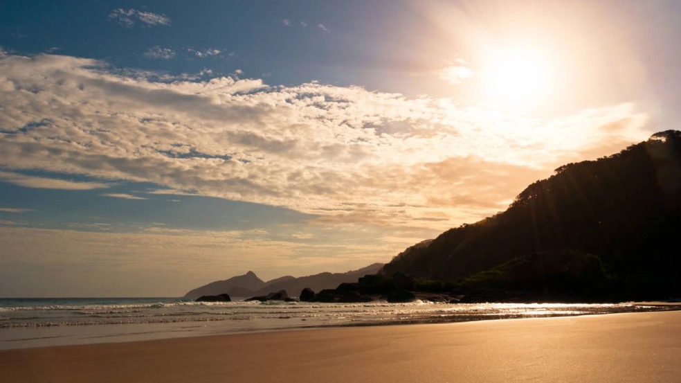 Em meio ao litoral brasileiro, a praia de Lopes Mendes, localizada em Ilha Grande no Estado do Rio de Janeiro, destaca-se como um dos refúgios mais preservados da região sudeste Em meio ao litoral brasileiro, a praia de Lopes Mendes, localizada em Ilha Grande no Estado do Rio de Janeiro, destaca-se como um dos refúgios mais preservados da região sudeste