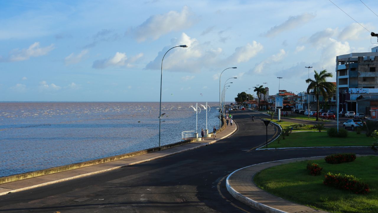 Um passeio à beira do rio guarda uma vista que surpreende no Amapá
