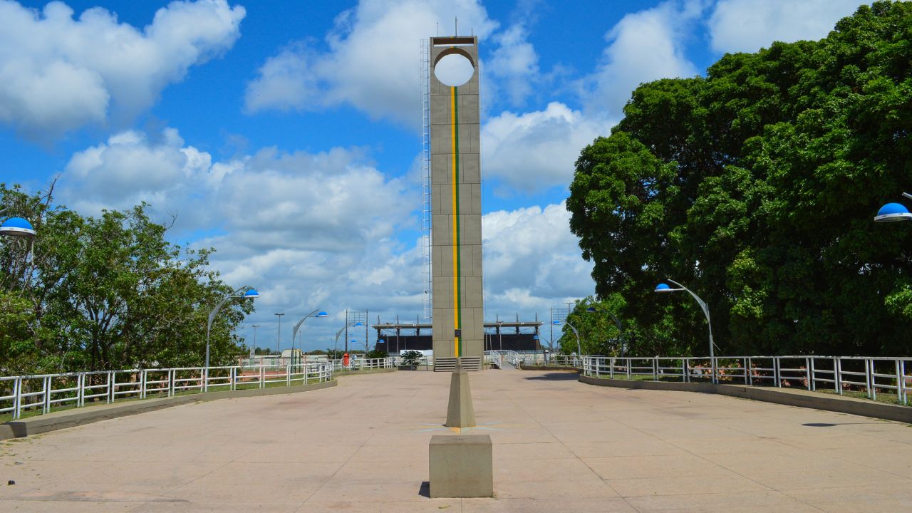 O Marco Zero do Equador destaca-se como um dos principais pontos turísticos do Estado do Amapá, localizado em Macapá, por marcar exatamente a passagem da linha imaginária do Equador, dividindo o planeta em Hemisfério Norte e Sul