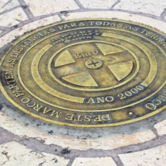 O Marco Zero do Equador destaca-se como um dos principais pontos turísticos do Estado do Amapá, localizado em Macapá, por marcar exatamente a passagem da linha imaginária do Equador, dividindo o planeta em Hemisfério Norte e Sul
