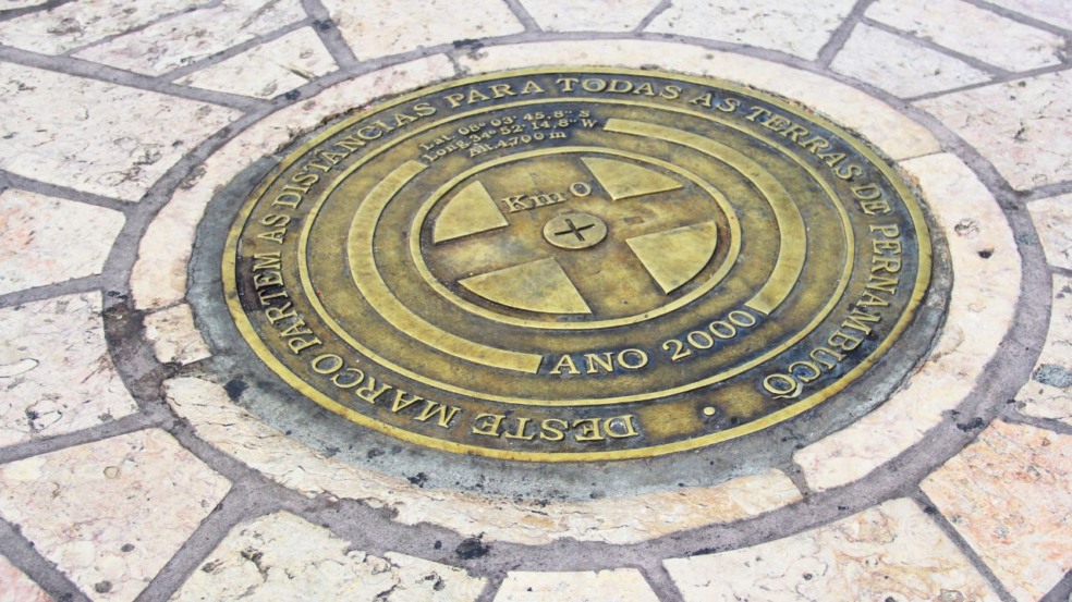 O Marco Zero do Equador destaca-se como um dos principais pontos turísticos do Estado do Amapá, localizado em Macapá, por marcar exatamente a passagem da linha imaginária do Equador, dividindo o planeta em Hemisfério Norte e Sul O Marco Zero do Equador destaca-se como um dos principais pontos turísticos do Estado do Amapá, localizado em Macapá, por marcar exatamente a passagem da linha imaginária do Equador, dividindo o planeta em Hemisfério Norte e Sul