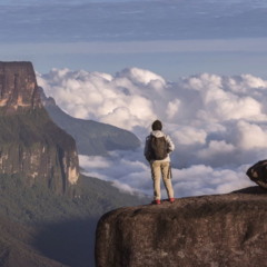 O Monte Roraima fascina aventureiros e estudiosos com suas paisagens únicas e lendas de mistério que cruzam o Estado de Roraima