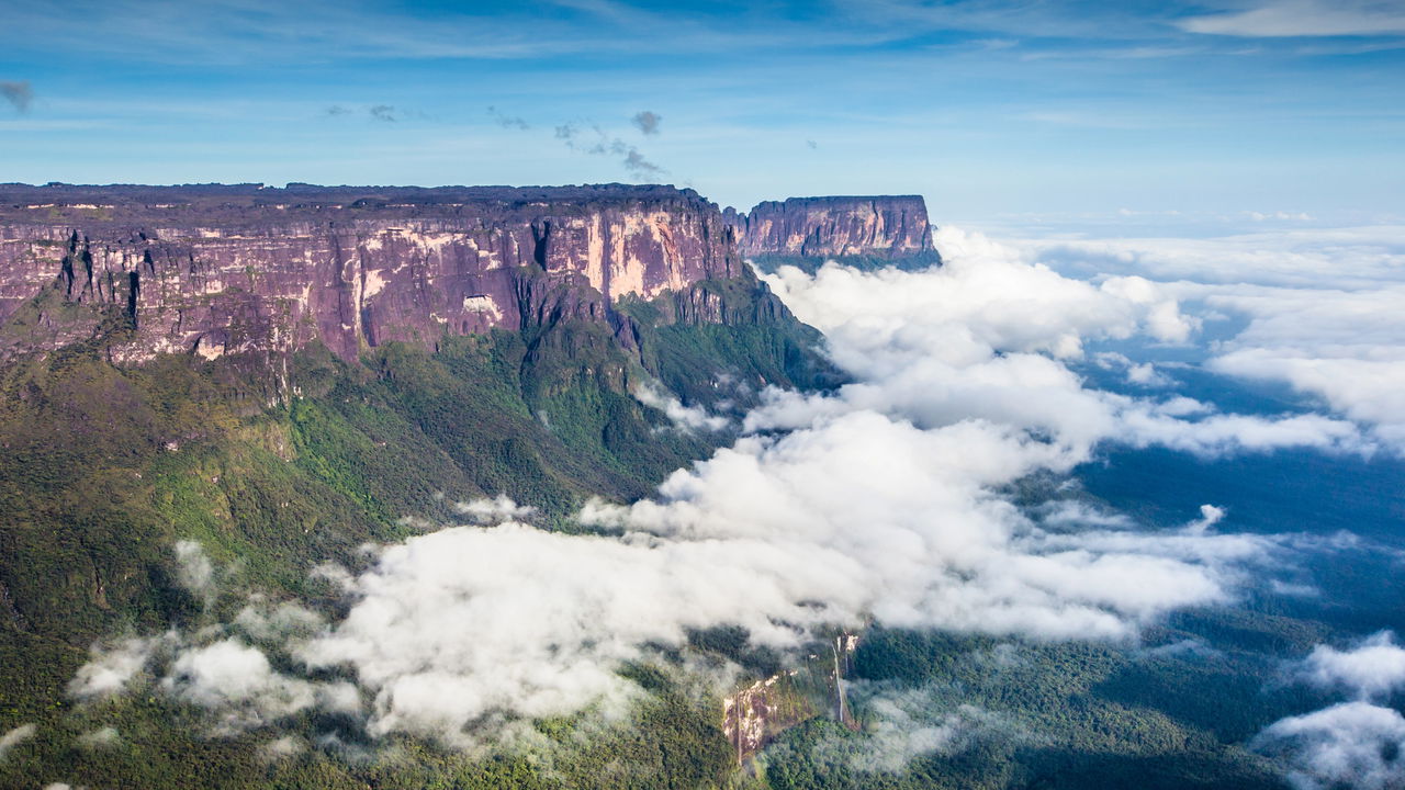 O Monte Roraima fascina aventureiros e estudiosos com suas paisagens únicas e lendas de mistério que cruzam o Estado de Roraima