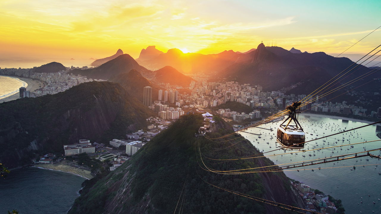 Fazer uma caminhada pelo Morro da Urca é uma experiência que une natureza, história e um visual impactante sobre a Baía de Guanabara
