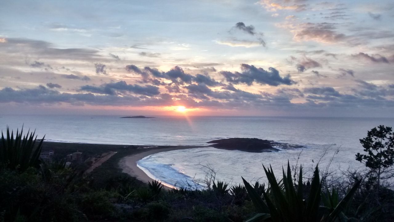 As piscinas naturais de Setiba estão localizadas no bairro Setiba, em Guarapari, Espírito Santo, e são famosas pelo cenário preservado de bancos de areia e pedras, criando um ambiente de águas calmas que desperta