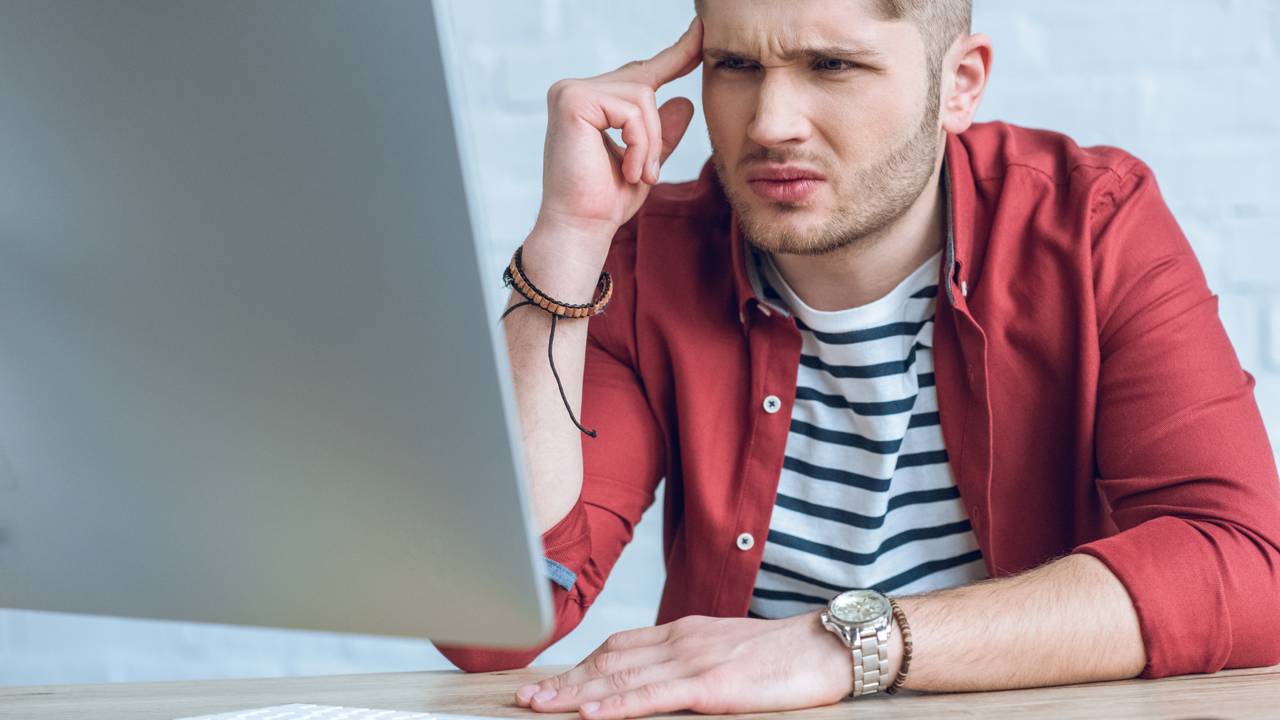 Durante o dormir, algumas pessoas relatam a sensação de sentir o corpo travar, uma experiência marcada por incapacidade temporária de se mover ou falar, geralmente ao adormecer ou acordar