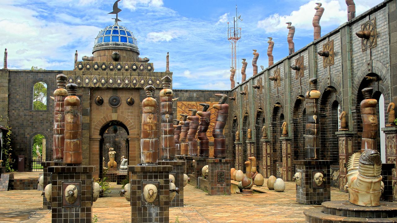 Já imaginou caminhar entre esculturas gigantes em um lugar fora do comum?