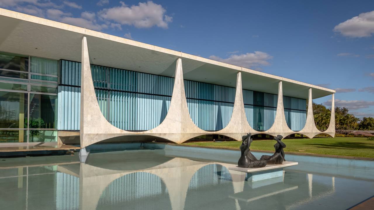 Os jardins do Palácio da Alvorada, localizados no Distrito Federal, são considerados um dos espaços paisagísticos mais emblemáticos do Brasil. Inspirados no projeto de Roberto Burle Marx, eles unem arte, natureza e história em um espaço que serve de residência oficial à Presidência da República desde 1958.