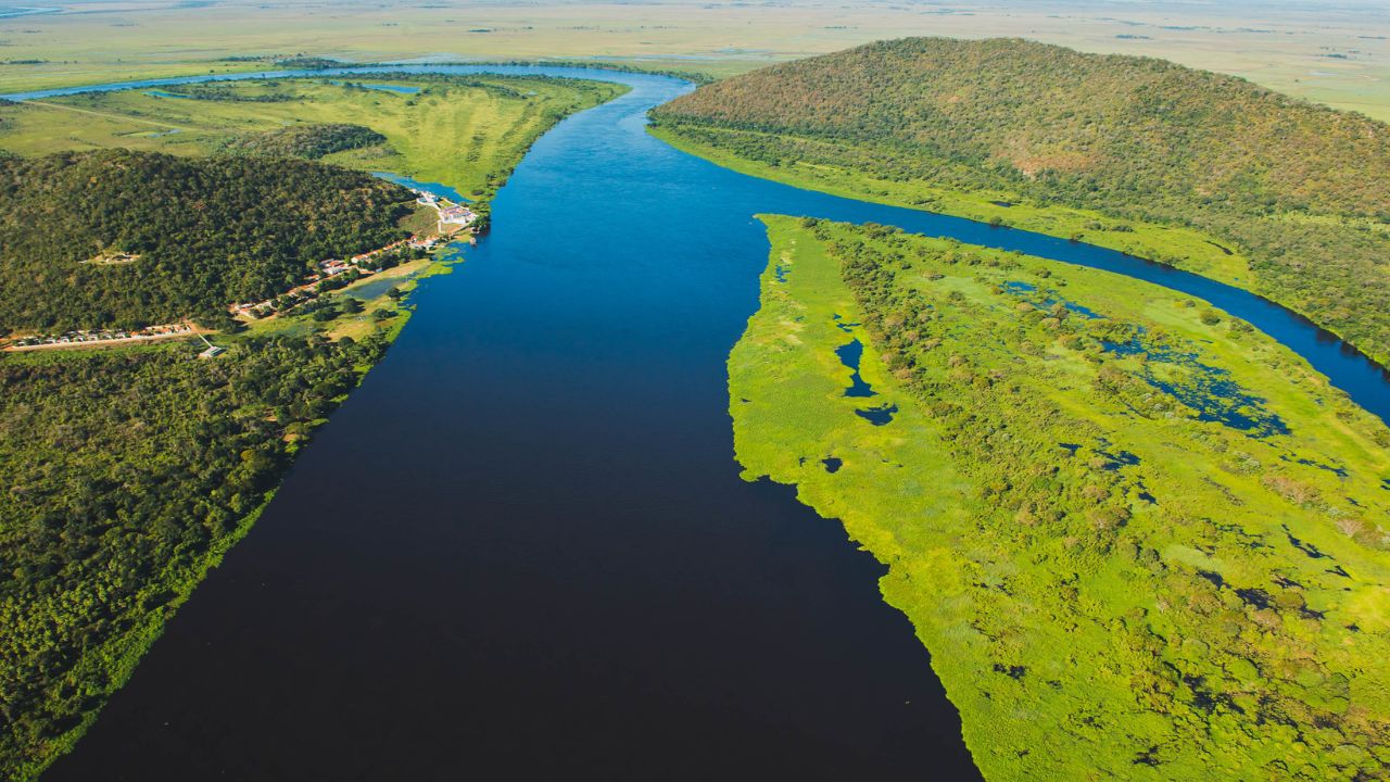 O Encontro das Águas é um dos fenômenos mais emblemáticos do Pantanal mato-grossense, localizado no Estado do Mato Grosso