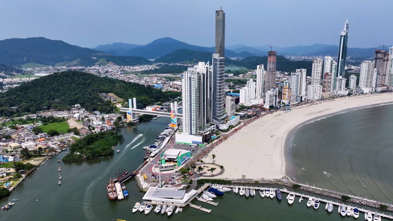 Banhado pelas paisagens naturais do litoral catarinense, o Parque Unipraias é um dos pontos turísticos mais conhecidos de Balneário Camboriú. Localizado em uma das cidades mais visitadas do Brasil, o parque atrai visitantes ao oferecer diferentes opções de lazer, com destaque para suas trilhas ecológicas por áreas preservadas de Mata Atlântica, além de vistas espetaculares do oceano Atlântico.