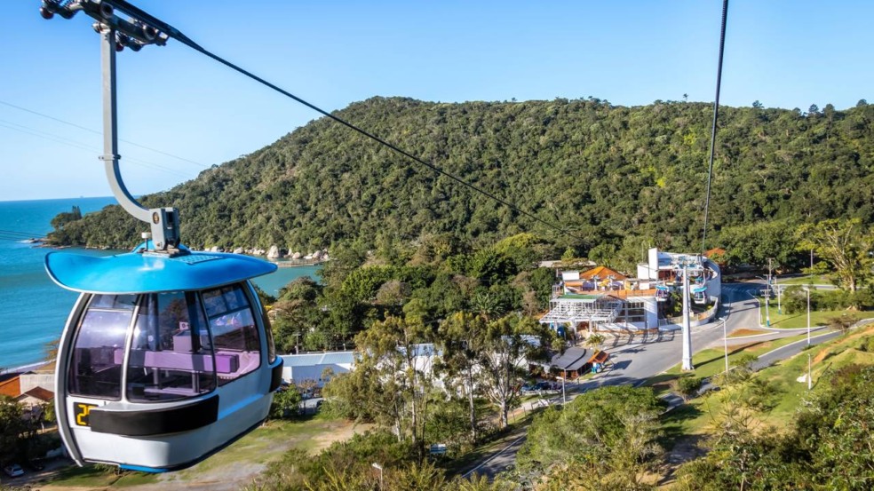 Banhado pelas paisagens naturais do litoral catarinense, o Parque Unipraias é um dos pontos turísticos mais conhecidos de Balneário Camboriú. Localizado em uma das cidades mais visitadas do Brasil, o parque atrai visitantes ao oferecer diferentes opções de lazer, com destaque para suas trilhas ecológicas por áreas preservadas de Mata Atlântica, além de vistas espetaculares do oceano Atlântico. Banhado pelas paisagens naturais do litoral catarinense, o Parque Unipraias é um dos pontos turísticos mais conhecidos de Balneário Camboriú. Localizado em uma das cidades mais visitadas do Brasil, o parque atrai visitantes ao oferecer diferentes opções de lazer, com destaque para suas trilhas ecológicas por áreas preservadas de Mata Atlântica, além de vistas espetaculares do oceano Atlântico.